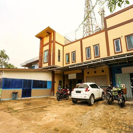 Oyo 90825 Hotel Lizha 2 Samarinda Bagian luar foto