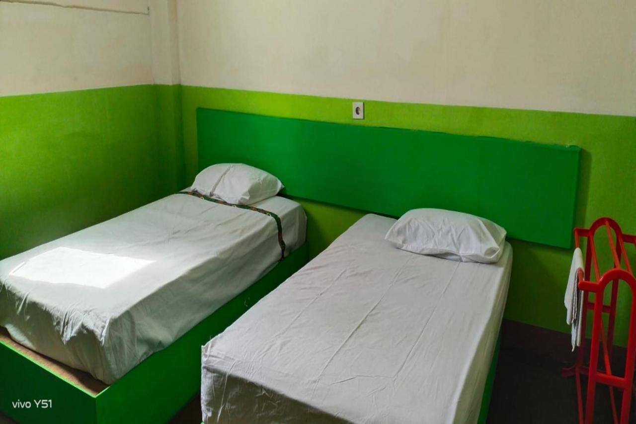 Oyo 90825 Hotel Lizha 2 Samarinda Bagian luar foto