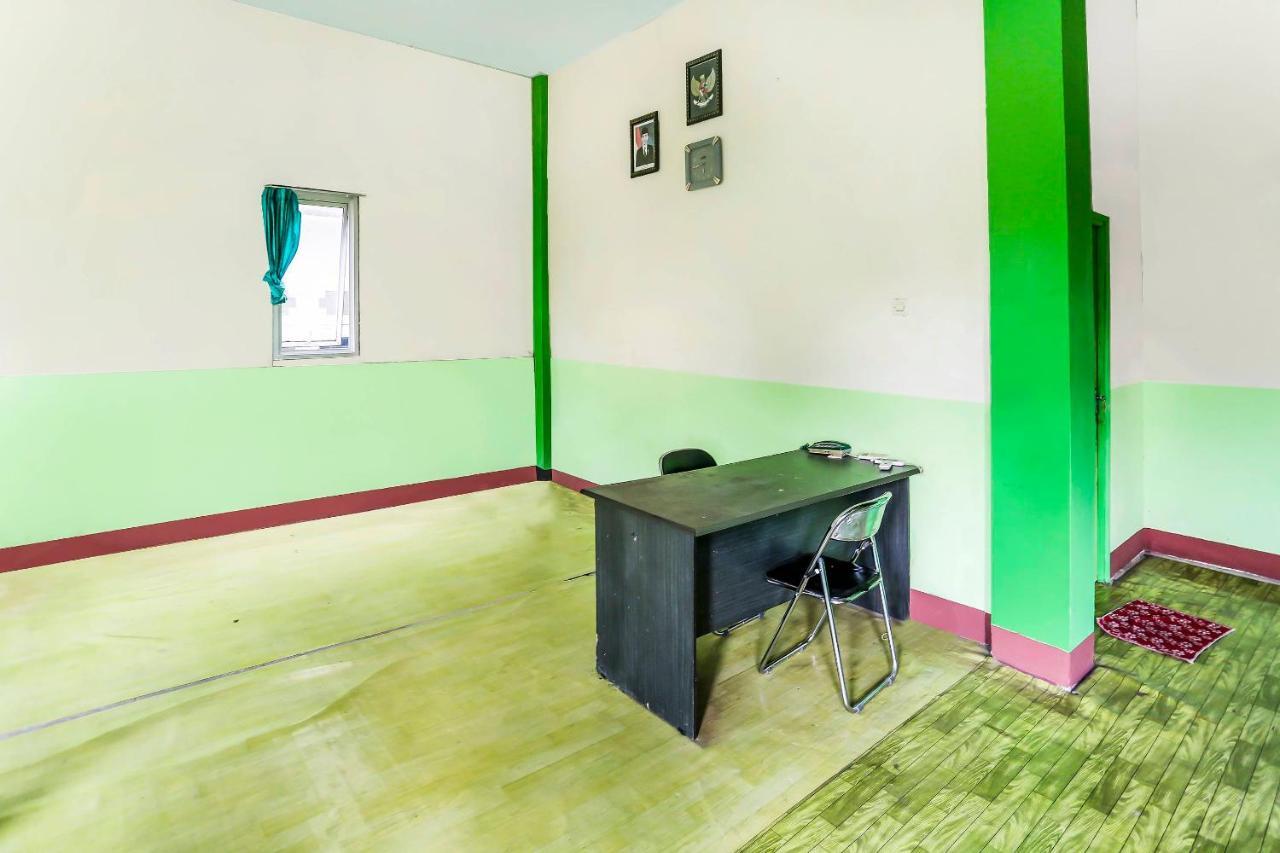 Oyo 90825 Hotel Lizha 2 Samarinda Bagian luar foto