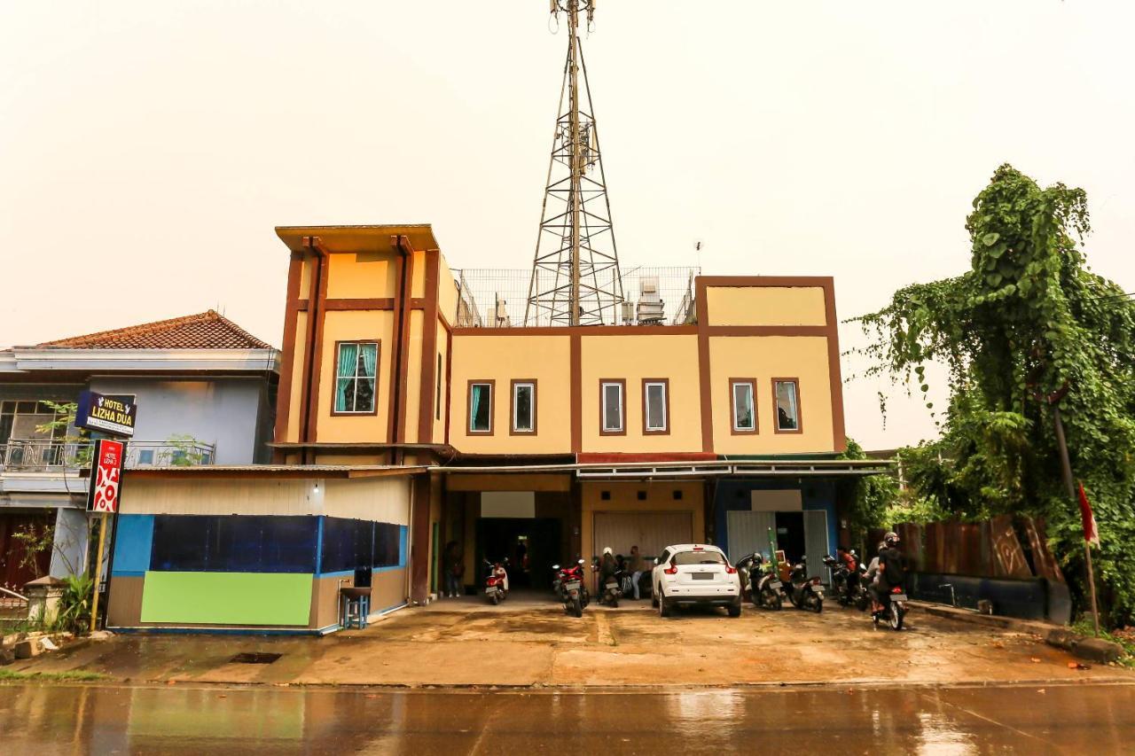 Oyo 90825 Hotel Lizha 2 Samarinda Bagian luar foto
