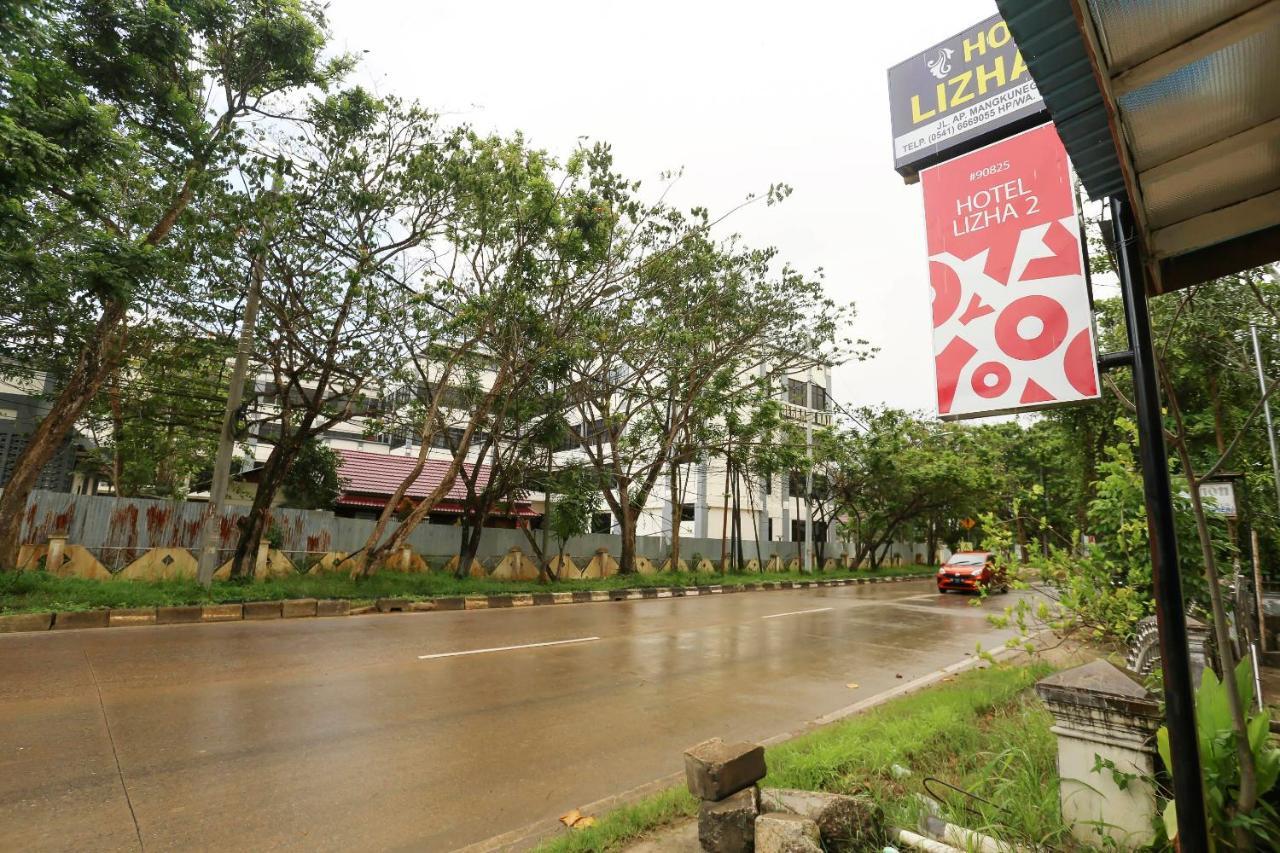 Oyo 90825 Hotel Lizha 2 Samarinda Bagian luar foto