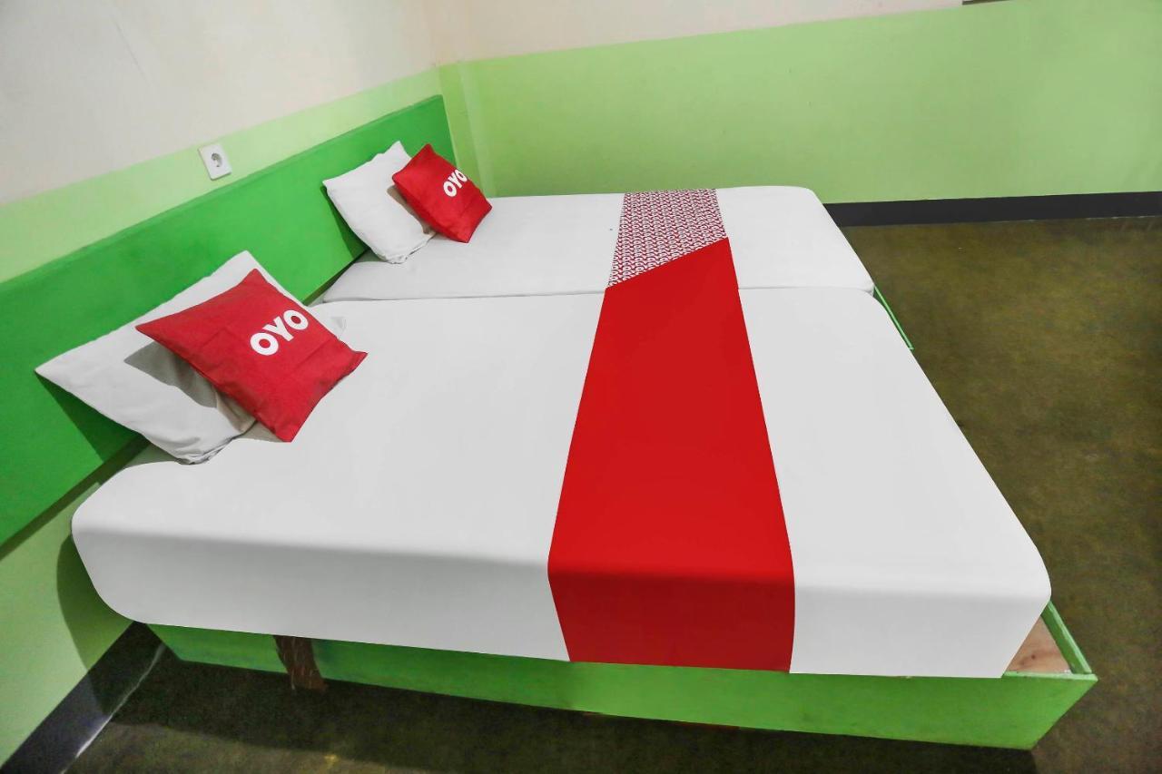 Oyo 90825 Hotel Lizha 2 Samarinda Bagian luar foto