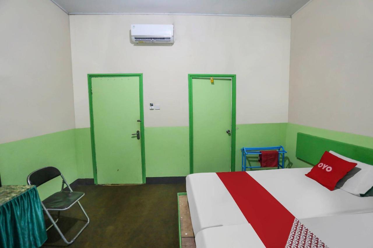 Oyo 90825 Hotel Lizha 2 Samarinda Bagian luar foto